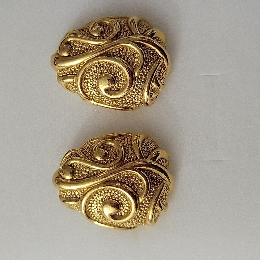 Vintage 1990's Signed Jose Bareera For Avon Goldtone Textured Earring EVC